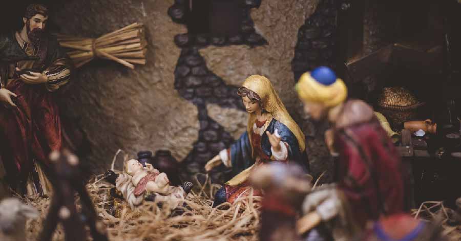 figurines re-enacting the birth of baby jesus